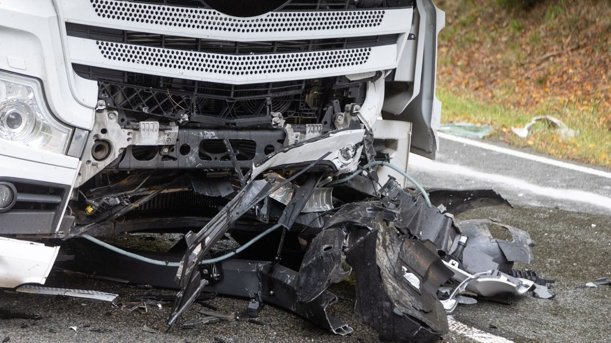 Bei einem Unfall auf der Landstraße zwischen Stützerbach und Schmiedefeld sind drei Menschen verletzt worden, zwei von ihnen schwer. Eine Autofahrerin war frontal mit einem Lkw zusammengestoßen.