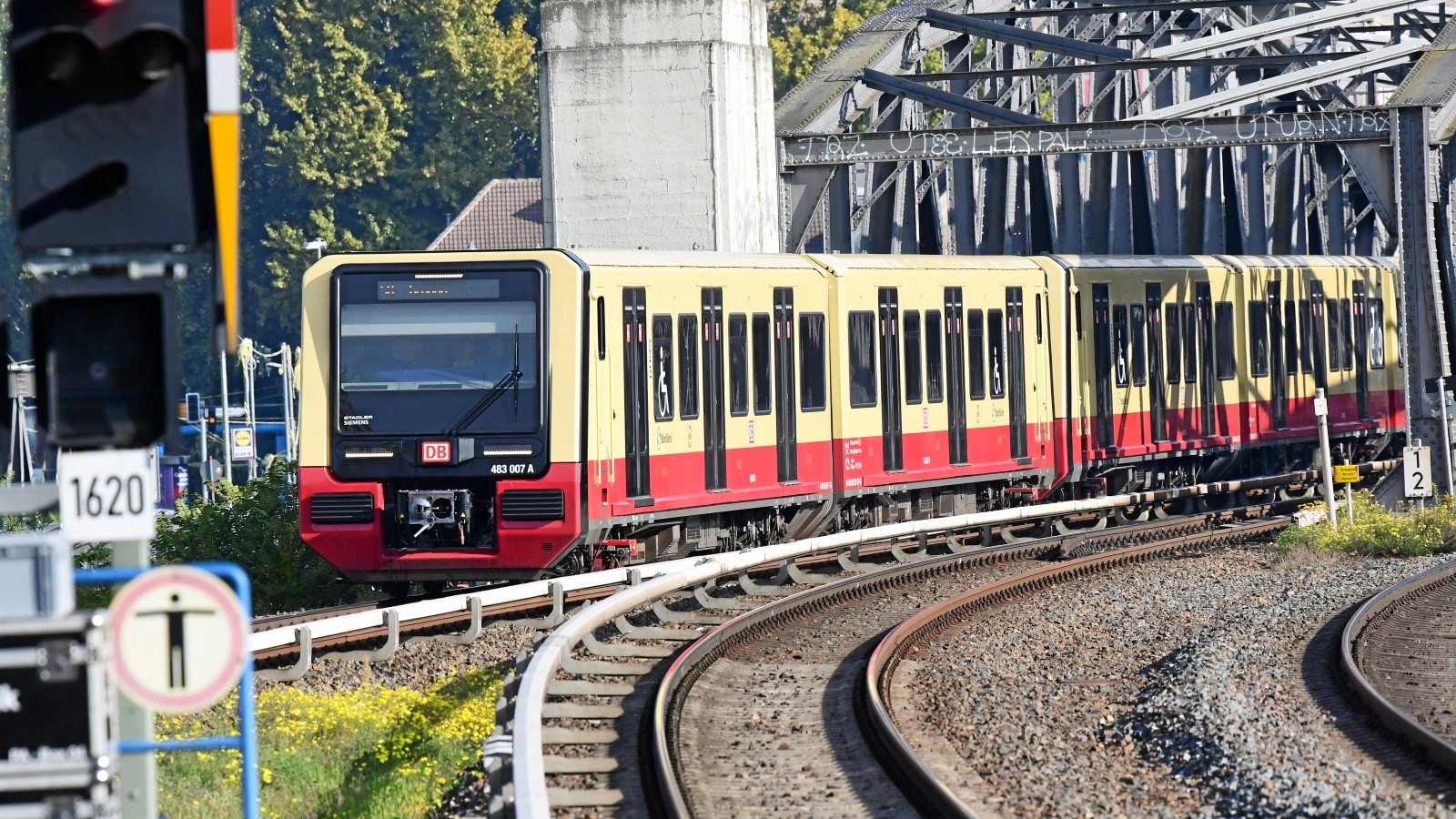 SBahn Berlin Mehr Platz und eine neue Station auf der S8