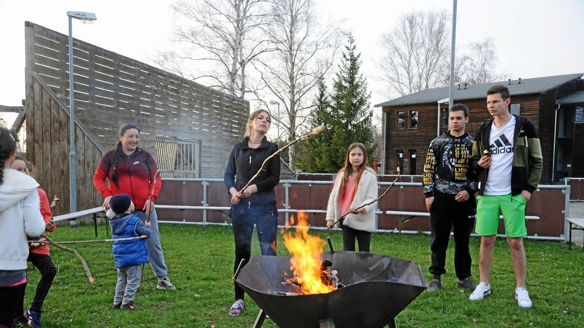 Ukrainische Flüchtlinge backen über dem Lagerfeuer vor der Jugendherberge in Plothen (Saale-Orla-Kreis) Stockbrote. Der Thüringische Landkreistag fordert vom Thüringer Ministerpräsidenten, die Flüchtlingskrise in Thüringen zur Chefsache zu machen.