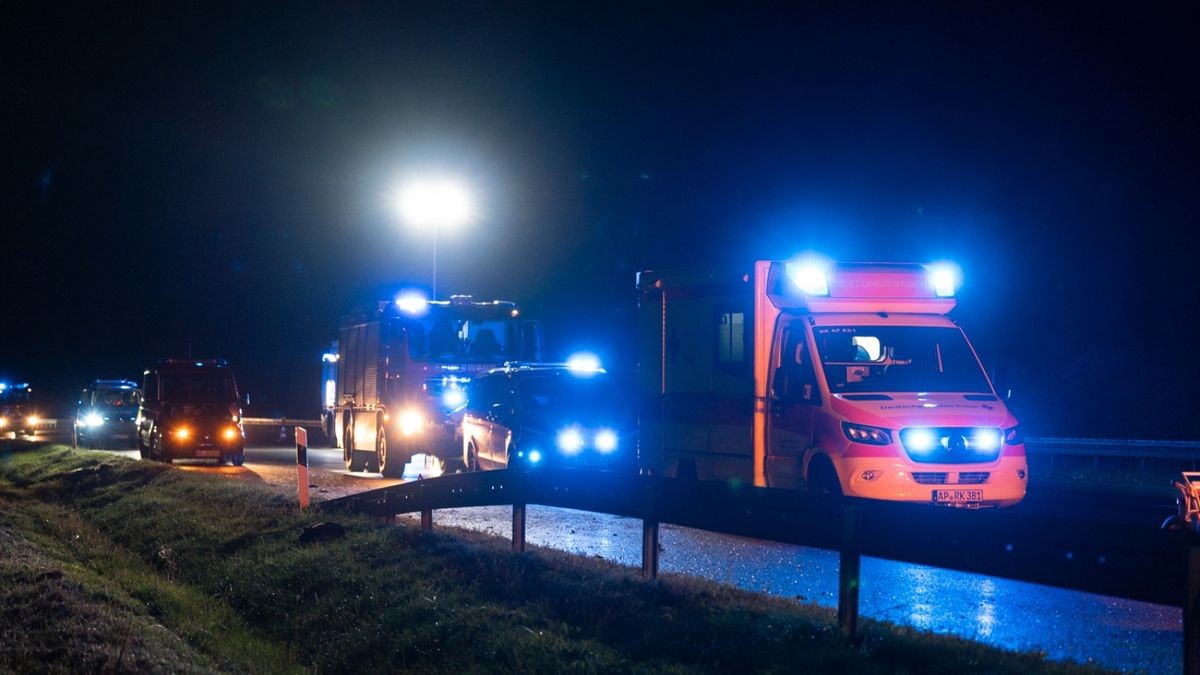 Am Freitagabend kam es auf der A4 kurz vor der Anschlussstelle Weimar in Fahrtrichtung Frankfurt am Main zu einem schweren Verkehrsunfall. Drei Personen wurden schwer verletzt.