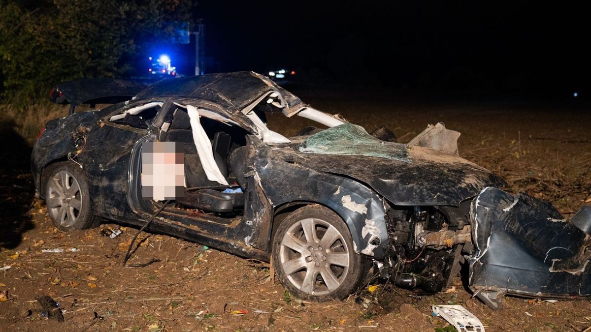 Der Beifahrer wurde in dem Wagen eingeklemmt und musste durch die Feuerwehr aus dem Fahrzeug befreit werden. Der Fahrer und ein weiterer Insasse konnten das Fahrzeug eigenständig verlassen. Nach der Erstversorgung vor Ort wurde durch die Notärztin ein Rettungshubschrauber angefordert. Die Notärzte entschieden jedoch, dass alle Personen mit dem Rettungswagen in umliegende Kliniken transportiert wurden. Während der Rettungs- und Bergungsmaßnahmen musste die Autobahn in Richtung Frankfurt für rund 90 Minuten voll gesperrt werden. Die Autobahnpolizeiinspektion hat die Ermittlungen zur Unfallursache aufgenommen. Nach ersten Erkenntnissen war der Fahrzeug mit deutlich überhöhter Geschwindigkeit unterwegs.