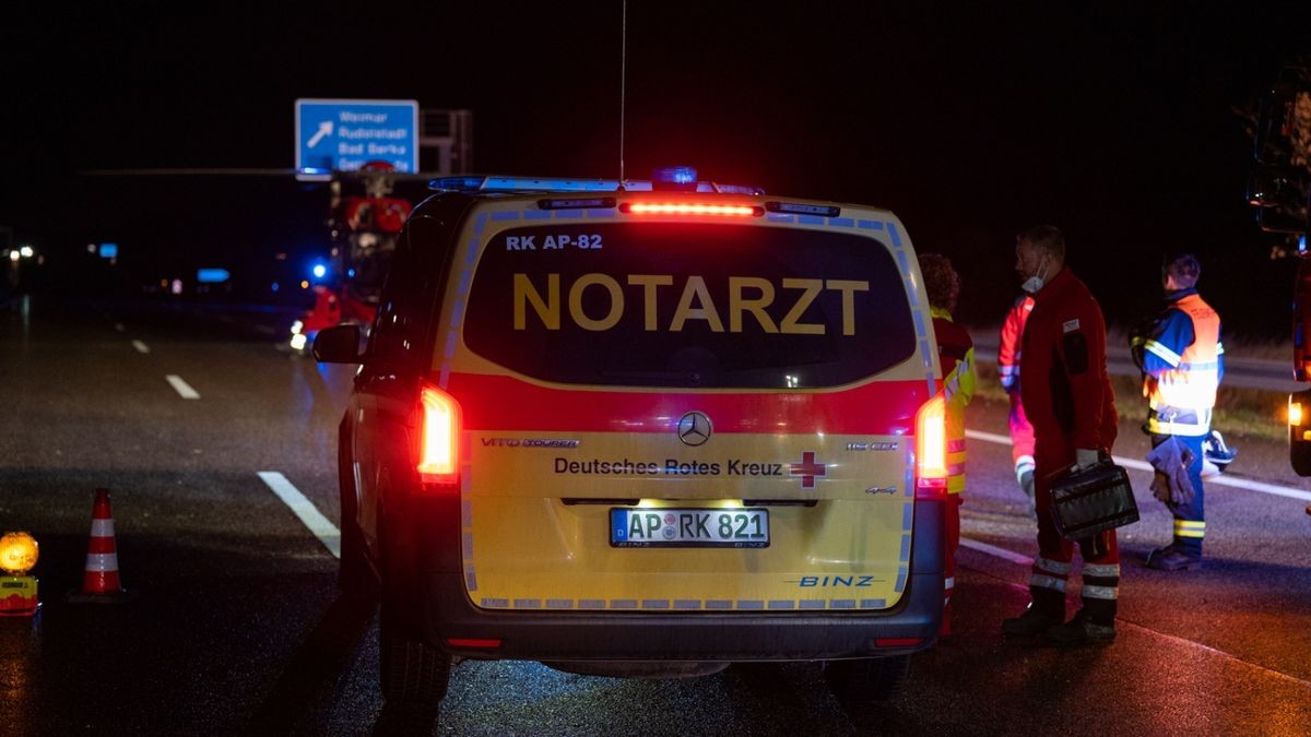 Die Notärzte entschieden jedoch, dass alle Personen mit dem Rettungswagen in umliegende Kliniken transportiert wurden. 