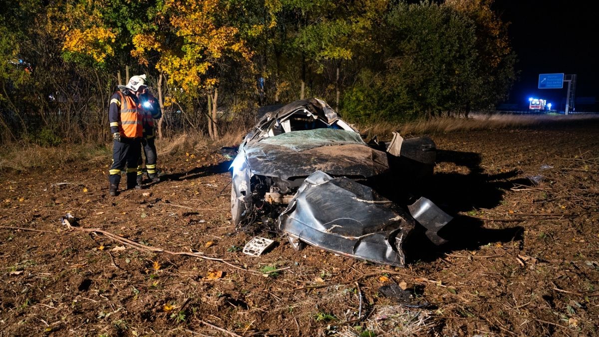 Ein mit drei Personen besetztes Auto kam vermutlich wegen der nassen Fahrbahn von der Autobahn ab, durchfuhr den Straßengraben, überschlug sich mehrfach und kam anschließend auf einem Feld liegen.