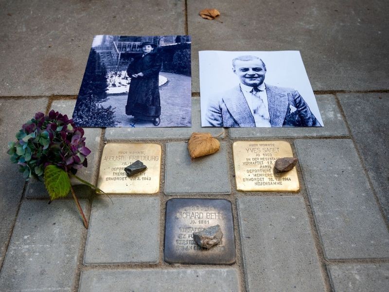 Zwei neue Stolpersteine in Hamburg verlegt