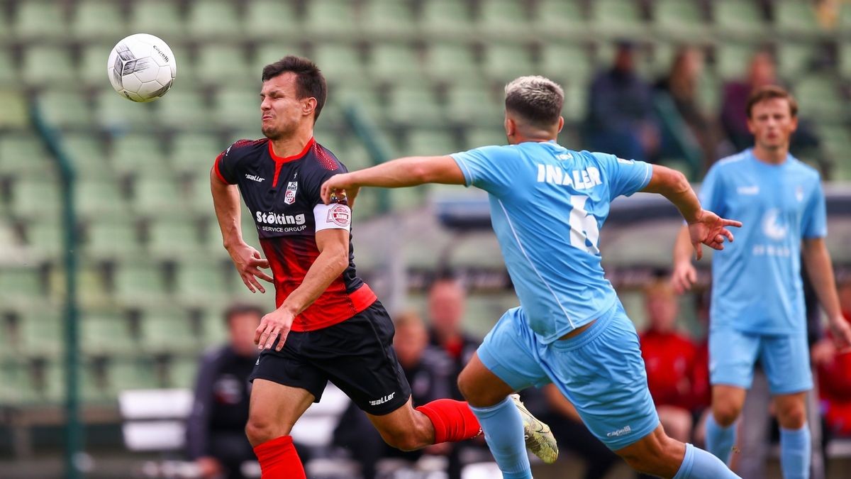 Der FC Rot-Weiß Erfurt (hier Andrej Startsev) setzte sich gegen Viktoria Berlin mit 2:1 durch.