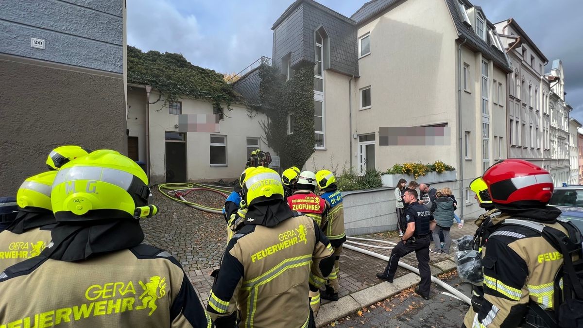 27 Einsatzkräfte der Berufsfeuerwehr Gera und der Freiwilligen Feuerwehr Gera-Mitte rückten mit Löschfahrzeugen und Drehleiter aus.