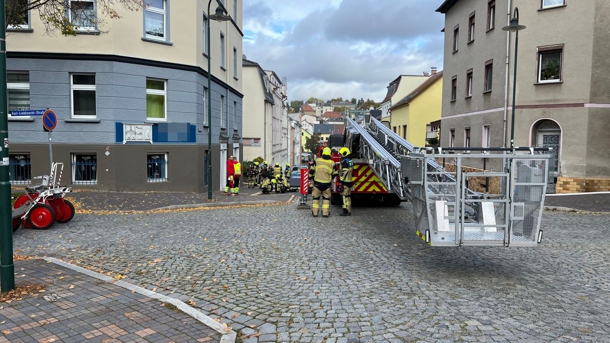 Samstagmittag hat es in Gera gebrannt. Als die Feuerwehr mit Löschfahrzeug, Drehleiter und Drohne eintraf, wurde das Feuer in einer Werkstatt lokalisiert.