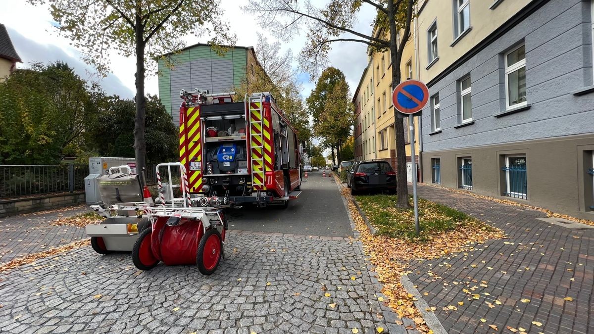 Samstagmittag hat es in Gera gebrannt. Als die Feuerwehr mit Löschfahrzeug, Drehleiter und Drohne eintraf, wurde das Feuer in einer Werkstatt lokalisiert.