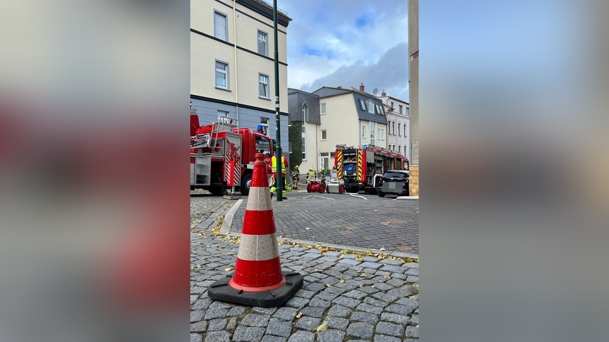 Samstagmittag hat es in Gera gebrannt. Als die Feuerwehr mit Löschfahrzeug, Drehleiter und Drohne eintraf, wurde das Feuer in einer Werkstatt lokalisiert.