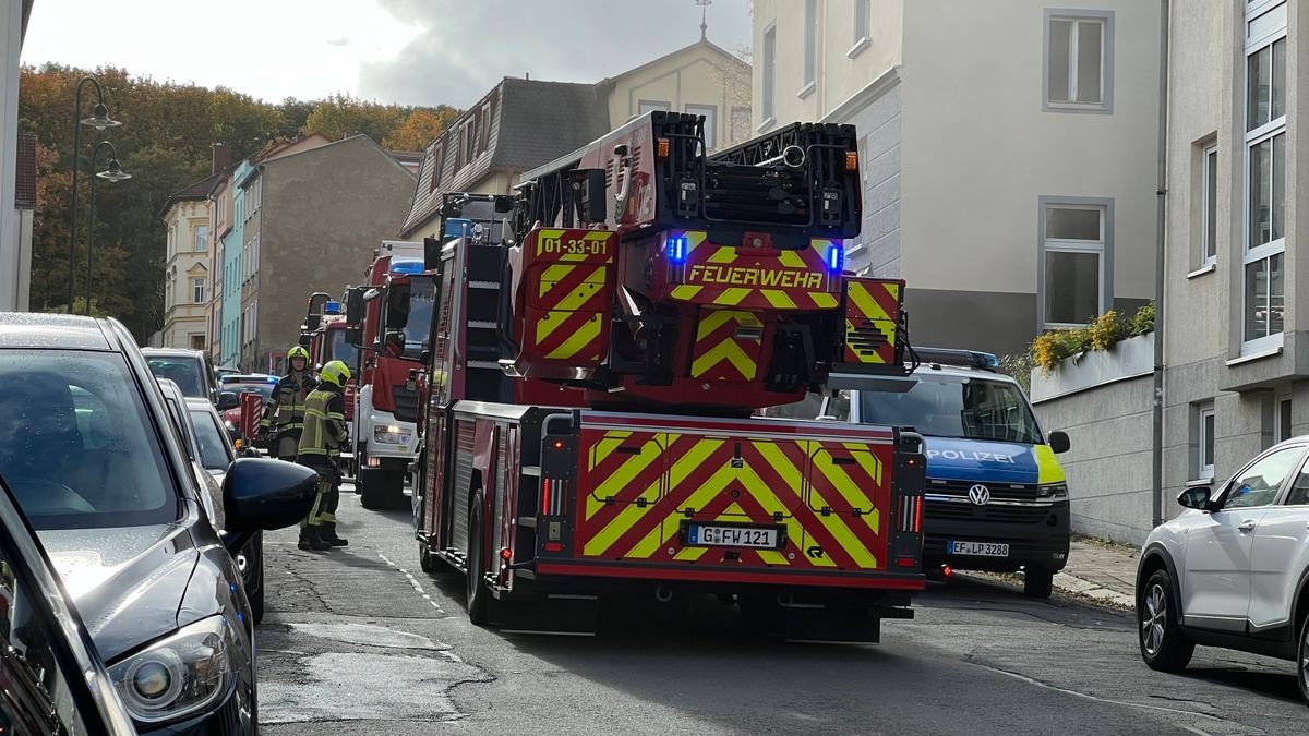 Samstagmittag hat es in Gera gebrannt. Als die Feuerwehr mit Löschfahrzeug, Drehleiter und Drohne eintraf, wurde das Feuer in einer Werkstatt lokalisiert.