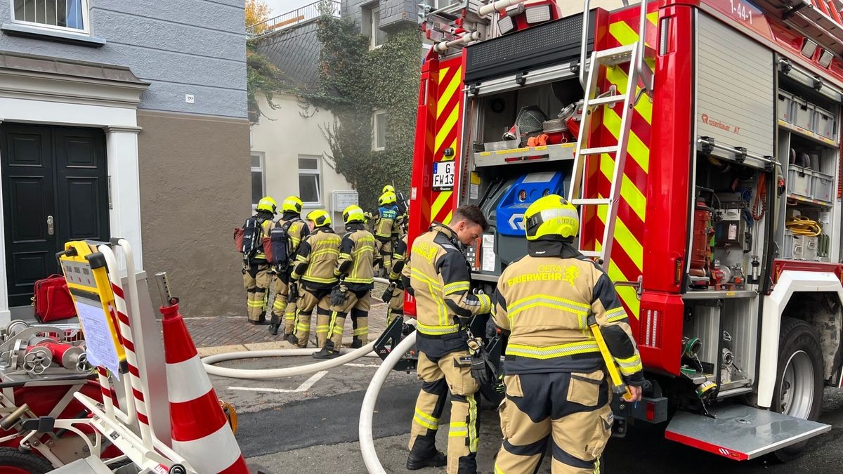 Zu einem Brand in einem Küchenstudio im Geraer Ostviertel mussten am Samstagmittag Feuerwehr und Rettungskräfte ausrücken.