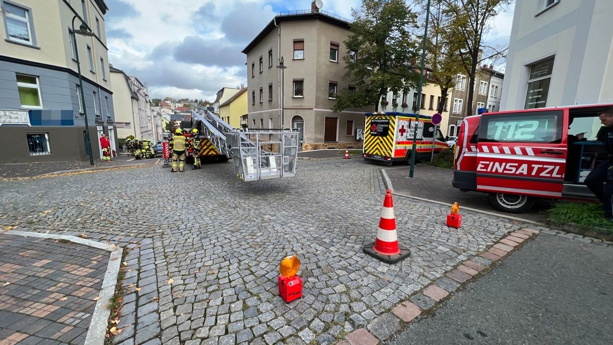 Samstagmittag hat es in Gera gebrannt. Als die Feuerwehr mit Löschfahrzeug, Drehleiter und Drohne eintraf, wurde das Feuer in einer Werkstatt lokalisiert.