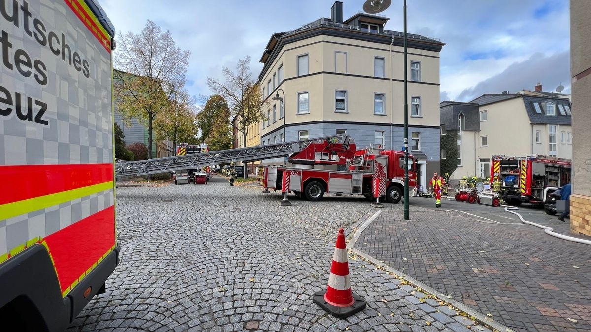 Samstagmittag hat es in Gera gebrannt. Als die Feuerwehr mit Löschfahrzeug, Drehleiter und Drohne eintraf, wurde das Feuer in einer Werkstatt lokalisiert.