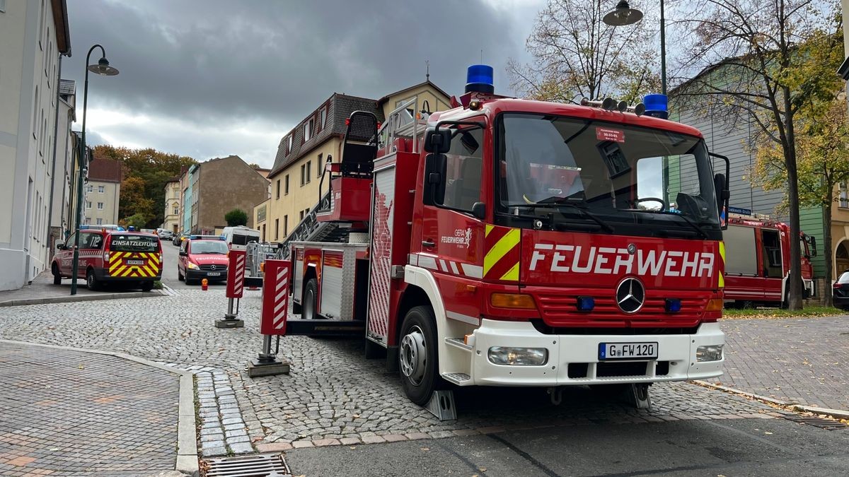 Samstagmittag hat es in Gera gebrannt. Als die Feuerwehr mit Löschfahrzeug, Drehleiter und Drohne eintraf, wurde das Feuer in einer Werkstatt lokalisiert.