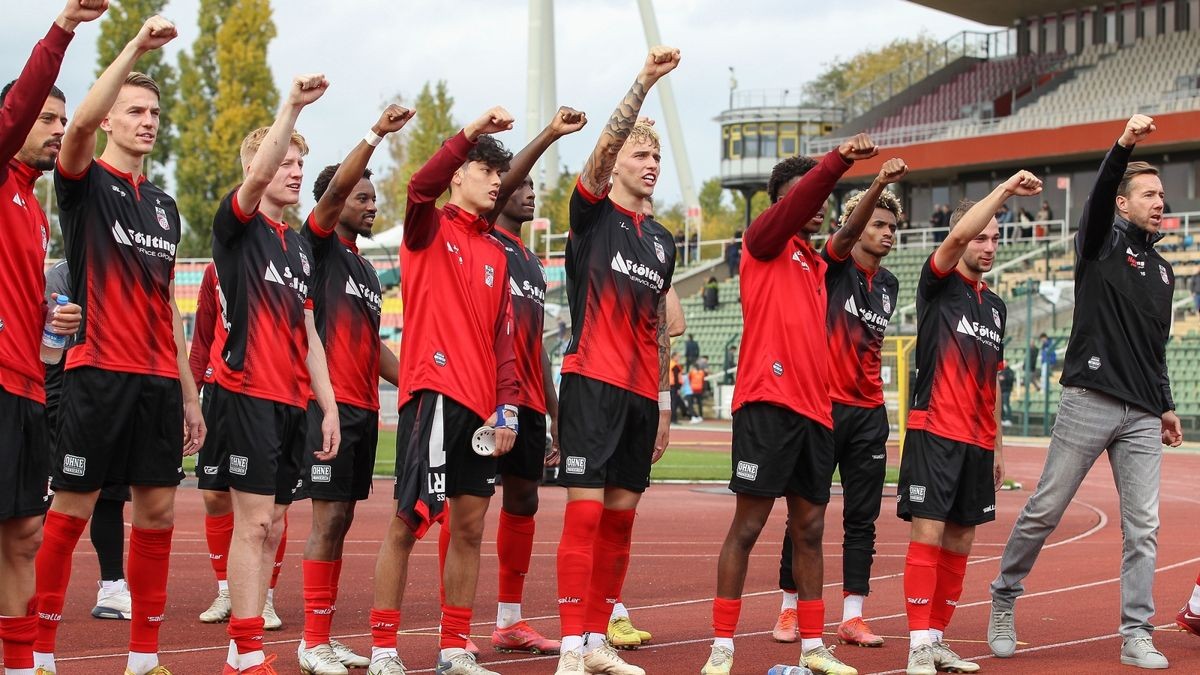 Rot-Weiß Erfurt hat in der Fußball-Regionalliga seinen fünften Saisonsieg gefeiert. Die Erfurter gewannen bei Viktoria Berlin mit 2:1 und klettern damit auf Rang 4 in der Tabelle.