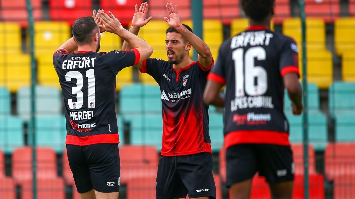 Der FC Rot-Weiß hat seinen guten Saisonstart untermauert und mit dem schwer erkämpften 2:1 (1:0) gegen Viktoria Berlin bereits den fünften Saisonsieg im neunten Spiel gefeiert.