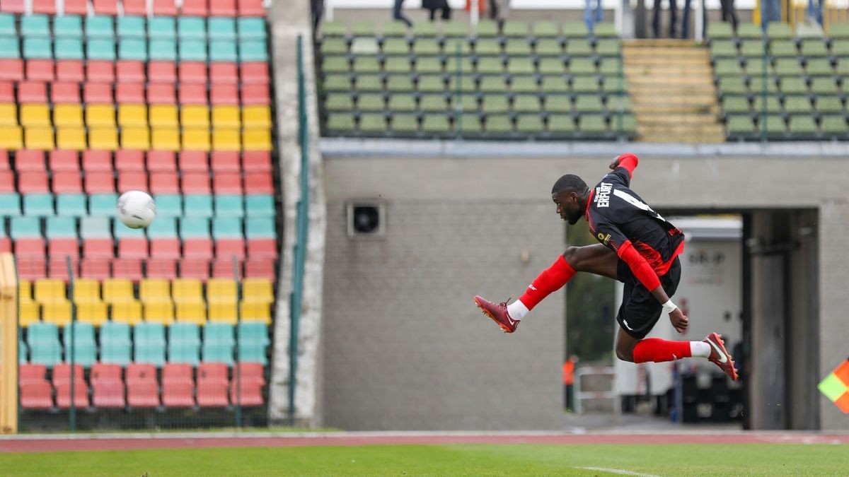 Rot-Weiß Erfurt hat in der Fußball-Regionalliga seinen fünften Saisonsieg gefeiert. Die Erfurter gewannen bei Viktoria Berlin mit 2:1 und klettern damit auf Rang 4 in der Tabelle.