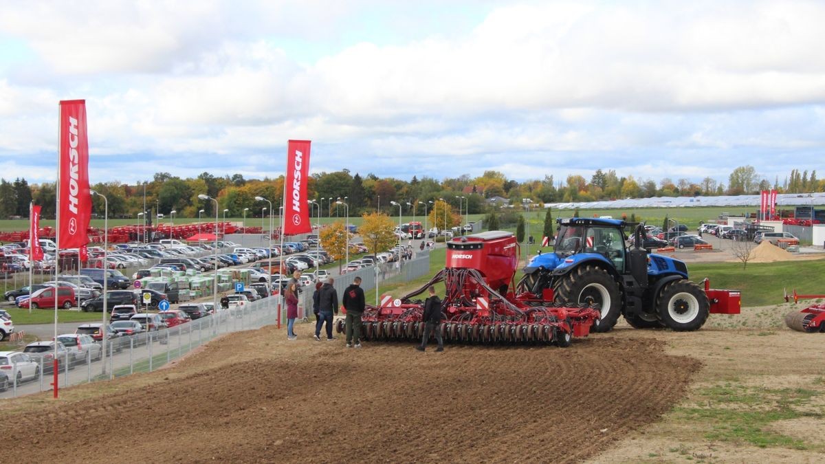 Den ersten Tag der offenen Tür beim Landtechnik-Hersteller Horsch in Ronneburg nutzten am Samstag Hunderte Gäste und bestaunten die neue Produktionshalle.