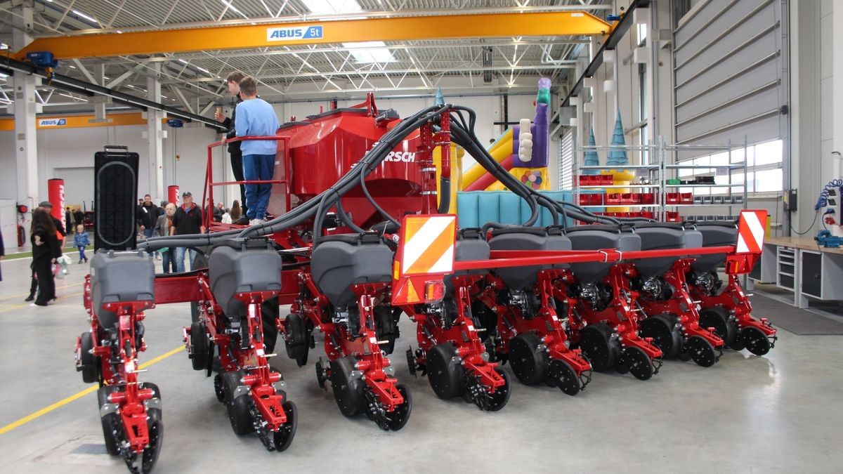 Den ersten Tag der offenen Tür beim Landtechnik-Hersteller Horsch in Ronneburg nutzten am Samstag Hunderte Gäste und bestaunten die neue Produktionshalle.