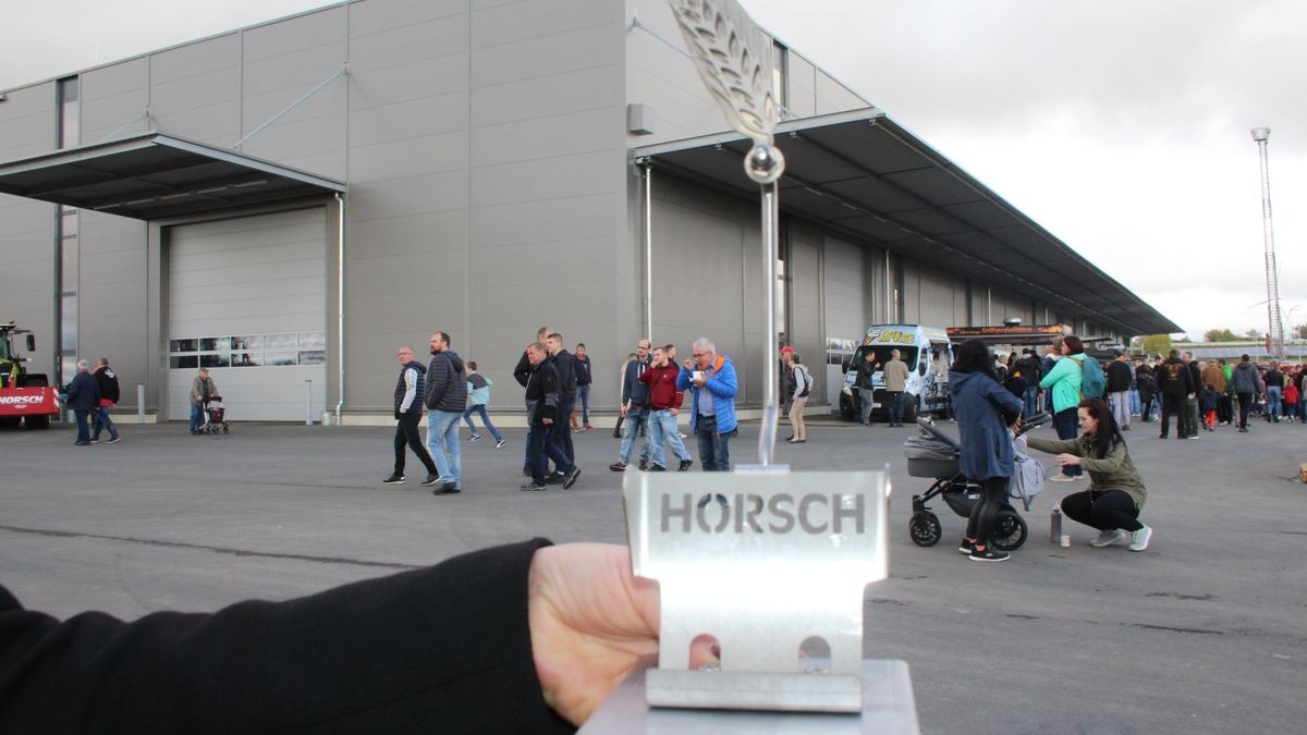 Auf dem Firmenparkplatz werden Ladeplätze für Elektroautos und ein Bezahlsystem dafür vorbereitet, die Trafostation ist bereits gebaut.