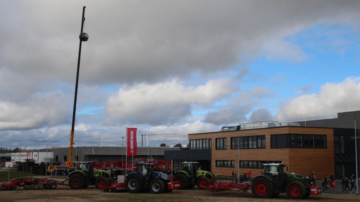 Den ersten Tag der offenen Tür beim Landtechnik-Hersteller Horsch in Ronneburg nutzten am Samstag Hunderte Gäste und bestaunten die neue Produktionshalle.