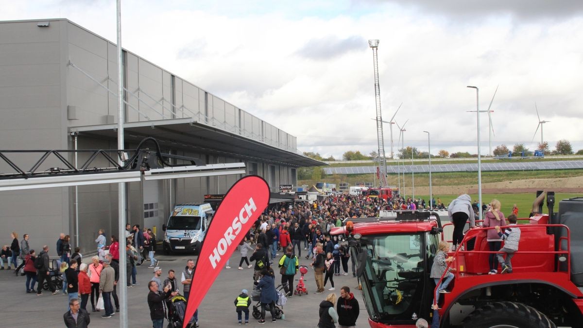 Mit der neuen Produktionshalle, die nach einiger Bauverzögerung am Samstag feierlich mit den Besuchern eingeweiht wurde, will das weltweit agierende Unternehmen Horsch am Standort Ronneburg weiter wachsen.