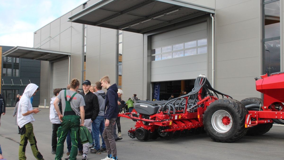 Die Montage lässt sich jedoch nicht ohne Weiteres automatisieren, da die Landmaschinen in Manufakturmanier nach speziellen Kundenwünschen gefertigt werden.