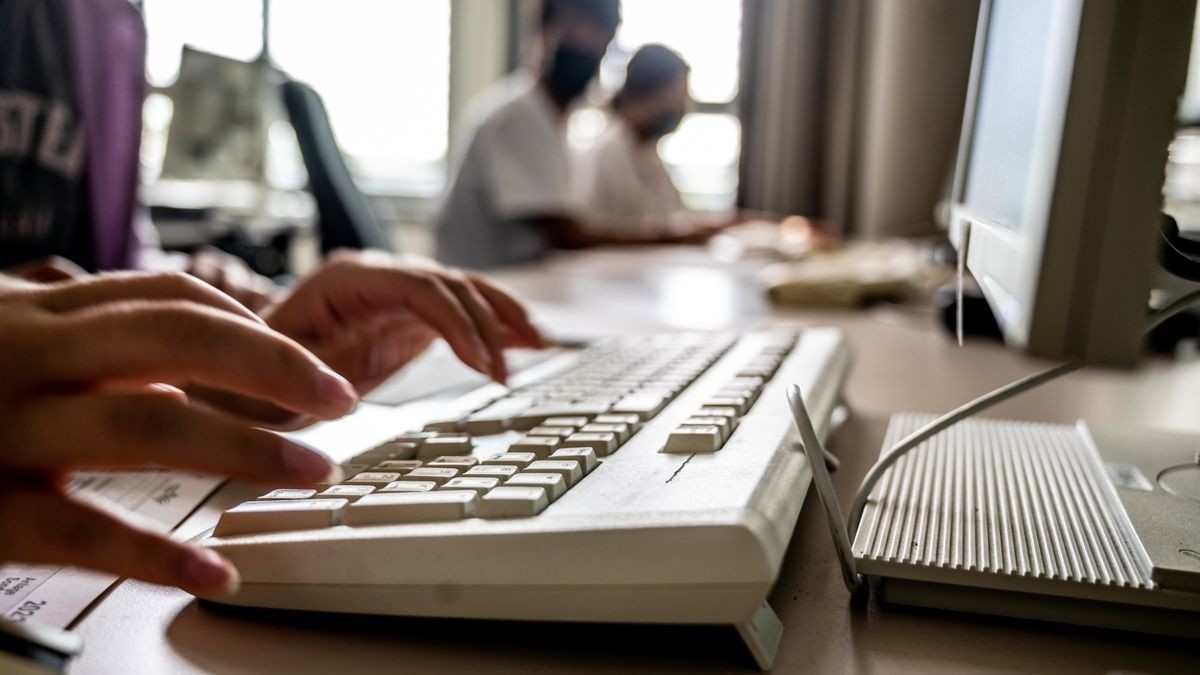 Ursache für die Panne seien Software-Fehler und kurze Fristen für Sicherungskopien gewesen.