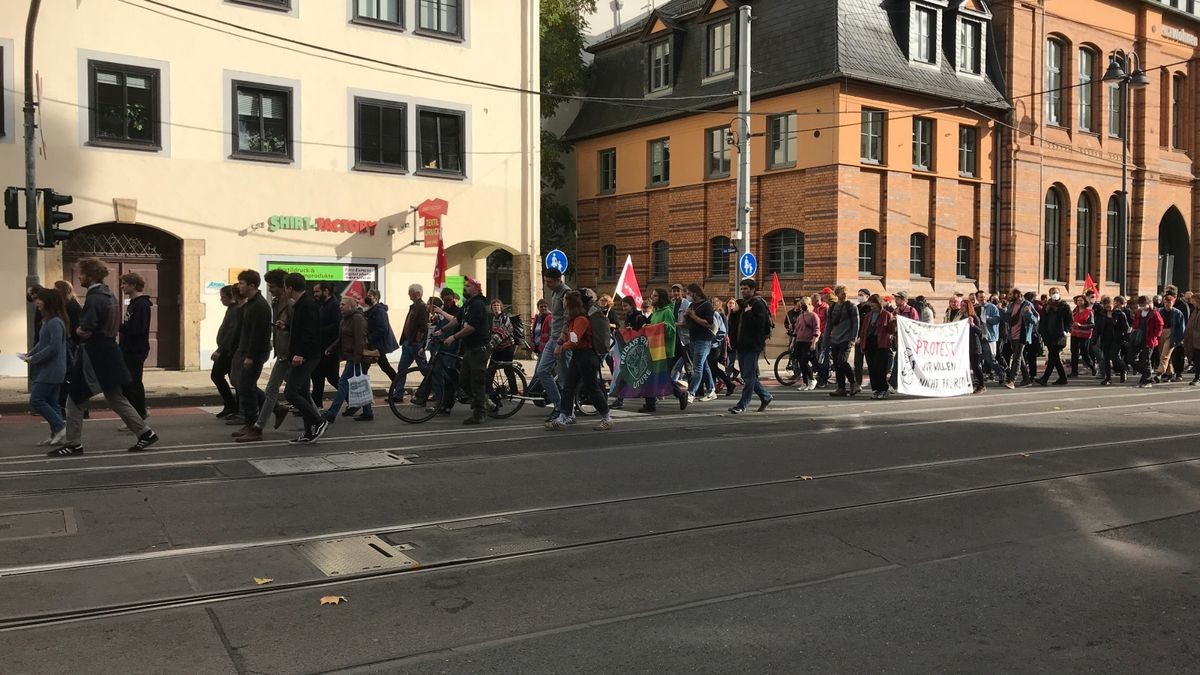 Mehrere hundert Menschen haben am Samstag in Jena gegen hohe Inflation und Energiekrise protestiert. Sie versammelten sich auf dem Marktplatz zu einer Kundgebung und zogen anschließend durch die Innenstadt.