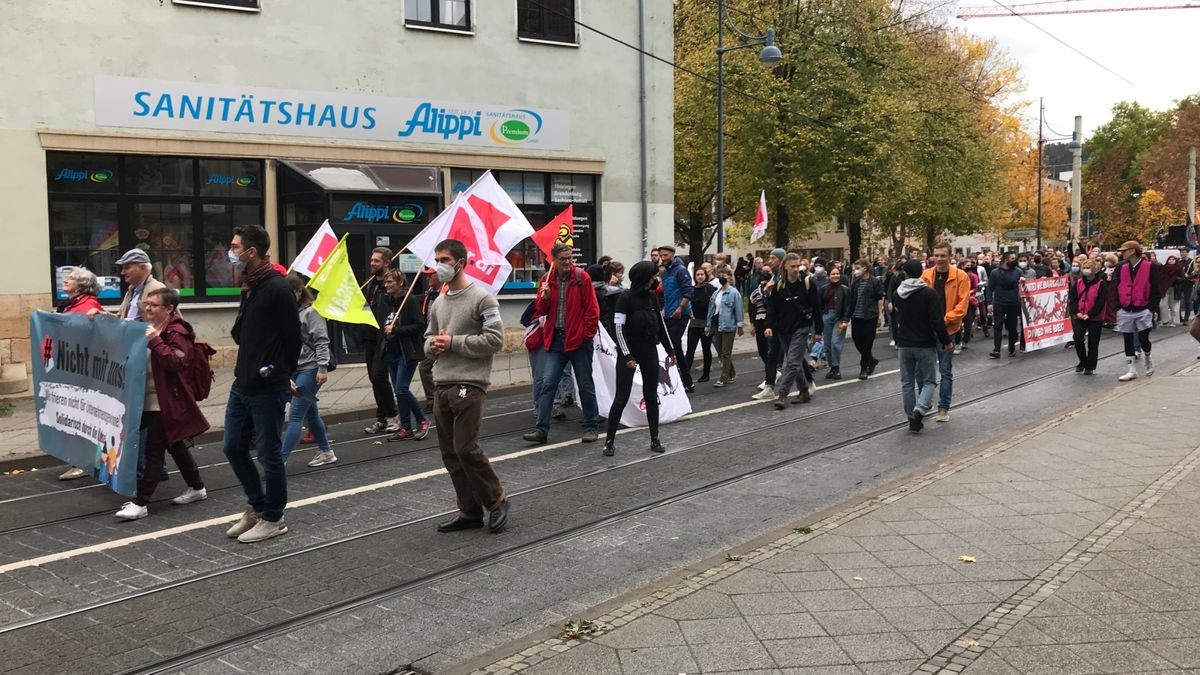 Mehrere hundert Menschen haben am Samstag in Jena gegen hohe Inflation und Energiekrise protestiert. Sie versammelten sich auf dem Marktplatz zu einer Kundgebung und zogen anschließend durch die Innenstadt.