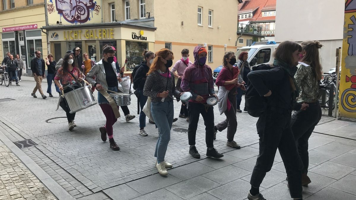 Mehrere hundert Menschen haben am Samstag in Jena gegen hohe Inflation und Energiekrise protestiert. Sie versammelten sich auf dem Marktplatz zu einer Kundgebung und zogen anschließend durch die Innenstadt.