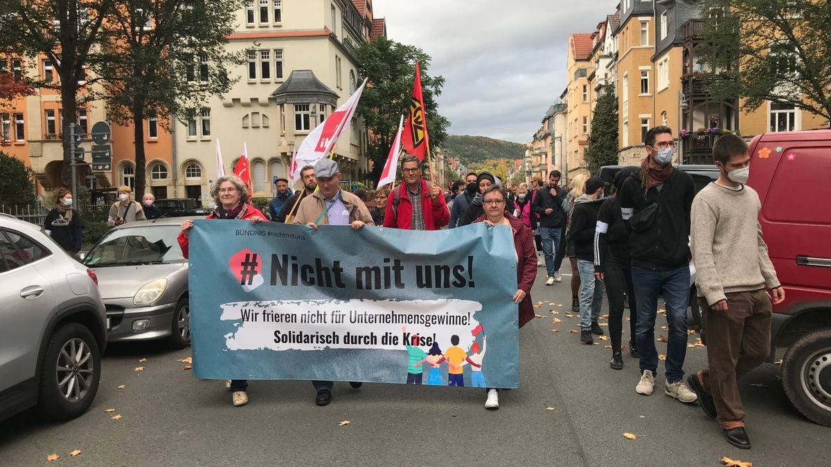 Mehrere hundert Menschen haben am Samstag in Jena gegen hohe Inflation und Energiekrise protestiert. Sie versammelten sich auf dem Marktplatz zu einer Kundgebung und zogen anschließend durch die Innenstadt.