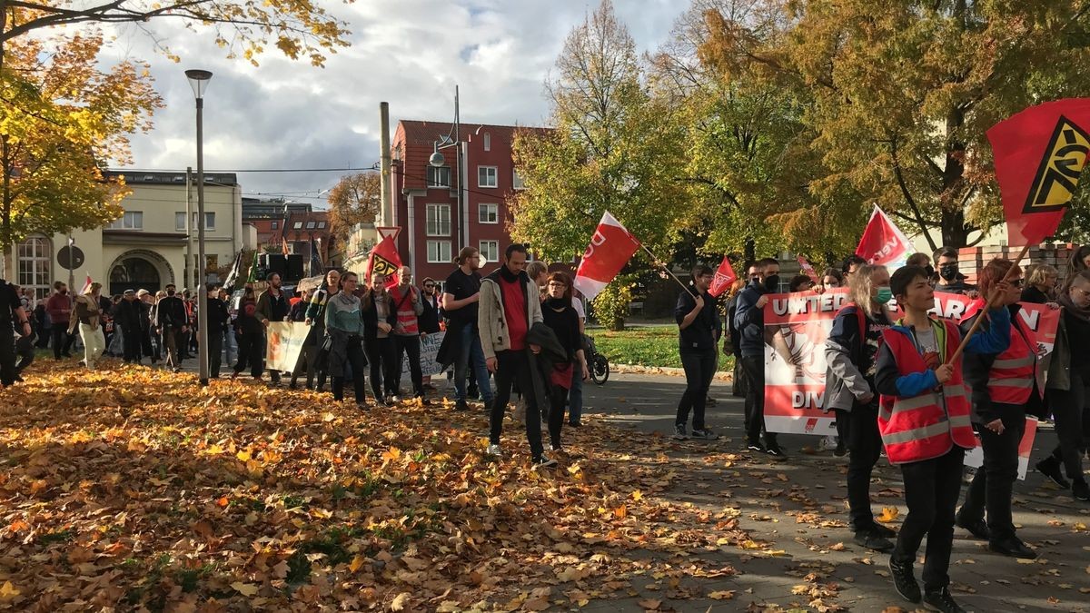 Mehrere hundert Menschen haben am Samstag in Jena gegen hohe Inflation und Energiekrise protestiert. Sie versammelten sich auf dem Marktplatz zu einer Kundgebung und zogen anschließend durch die Innenstadt.