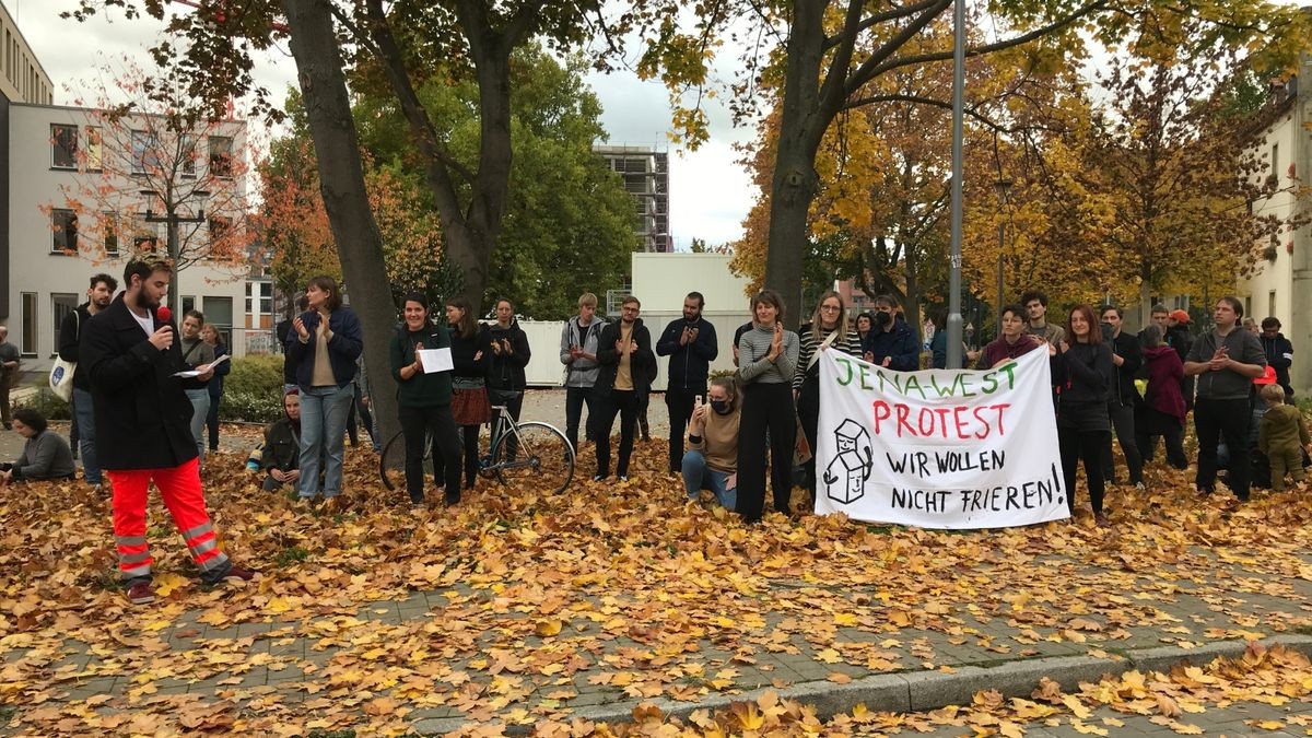 Mehrere hundert Menschen haben am Samstag in Jena gegen hohe Inflation und Energiekrise protestiert. Sie versammelten sich auf dem Marktplatz zu einer Kundgebung und zogen anschließend durch die Innenstadt.