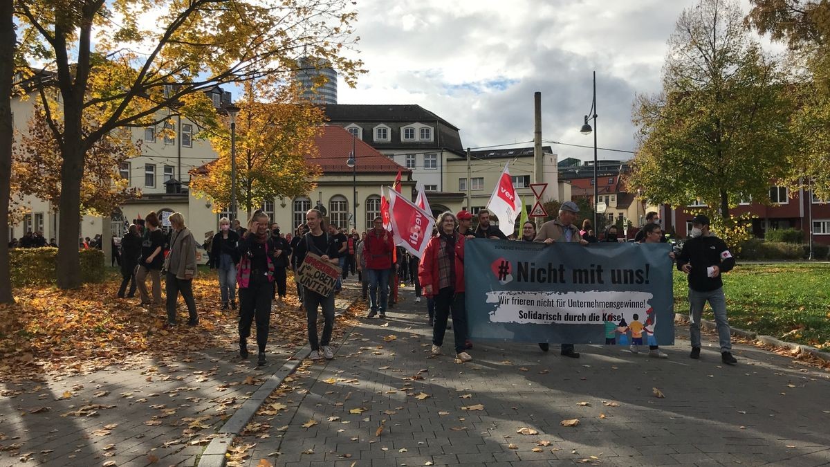 Mehrere hundert Menschen haben am Samstag in Jena gegen hohe Inflation und Energiekrise protestiert. Sie versammelten sich auf dem Marktplatz zu einer Kundgebung und zogen anschließend durch die Innenstadt.