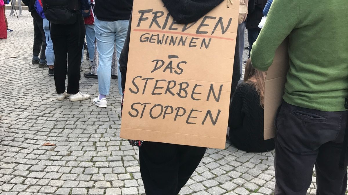 Mehrere hundert Menschen haben am Samstag in Jena gegen hohe Inflation und Energiekrise protestiert. Sie versammelten sich auf dem Marktplatz zu einer Kundgebung und zogen anschließend durch die Innenstadt.