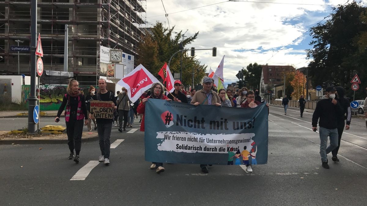 Mehrere hundert Menschen haben am Samstag in Jena gegen hohe Inflation und Energiekrise protestiert. Sie versammelten sich auf dem Marktplatz zu einer Kundgebung und zogen anschließend durch die Innenstadt.