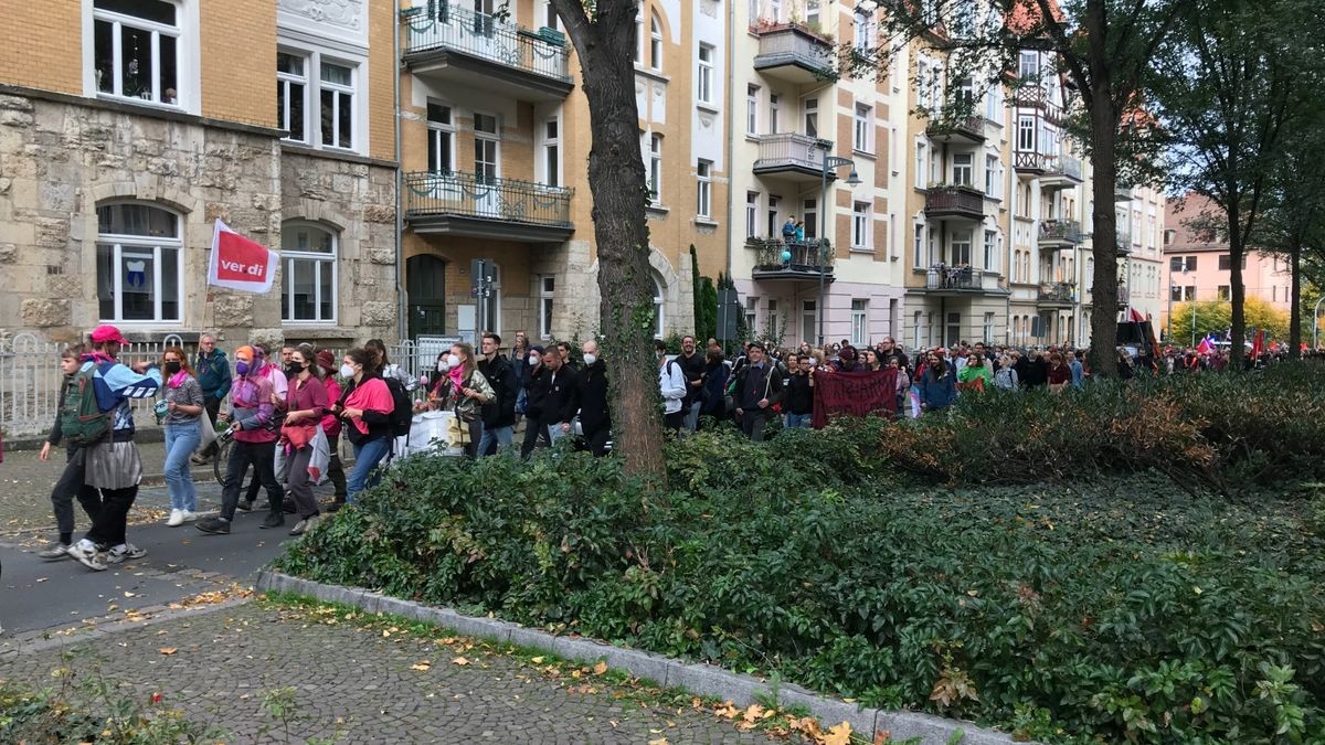 Mehrere hundert Menschen haben am Samstag in Jena gegen hohe Inflation und Energiekrise protestiert. Sie versammelten sich auf dem Marktplatz zu einer Kundgebung und zogen anschließend durch die Innenstadt.