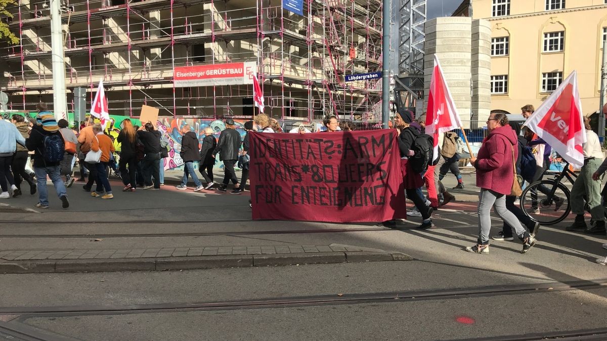 Mehrere hundert Menschen haben am Samstag in Jena gegen hohe Inflation und Energiekrise protestiert. Sie versammelten sich auf dem Marktplatz zu einer Kundgebung und zogen anschließend durch die Innenstadt.