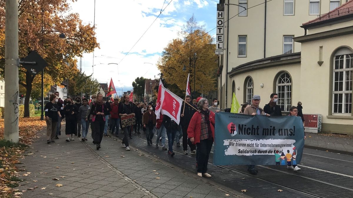 Mehrere hundert Menschen haben am Samstag in Jena gegen hohe Inflation und Energiekrise protestiert. Sie versammelten sich auf dem Marktplatz zu einer Kundgebung und zogen anschließend durch die Innenstadt.