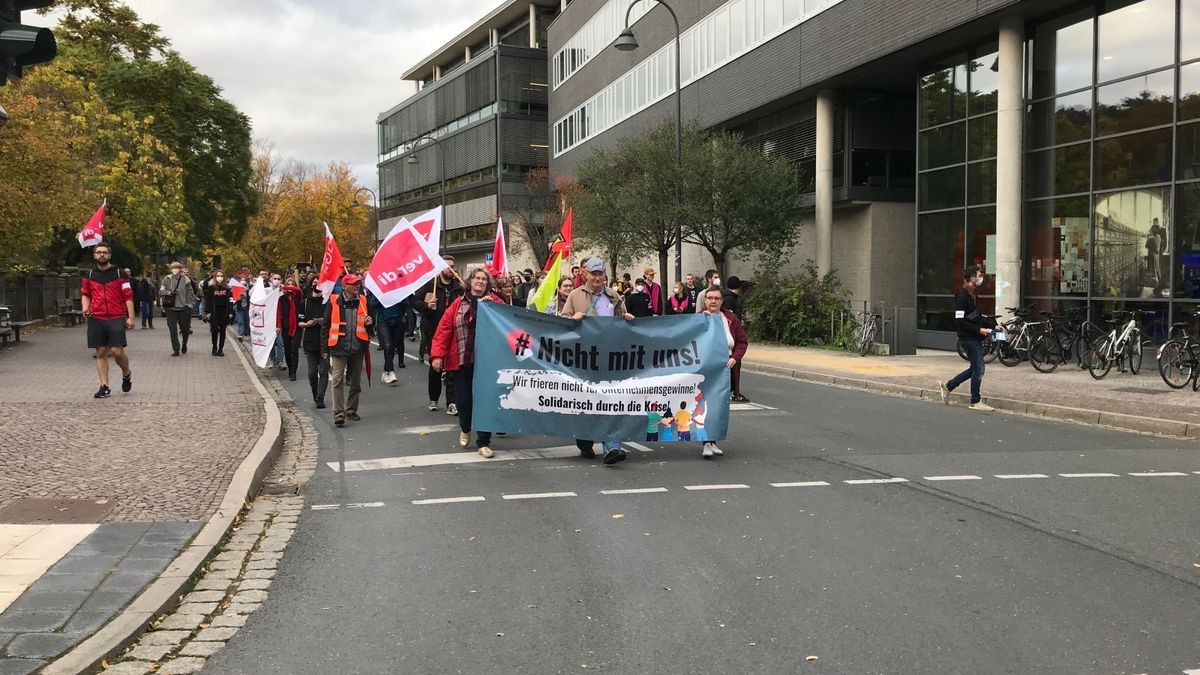 Mehrere hundert Menschen haben am Samstag in Jena gegen hohe Inflation und Energiekrise protestiert. Sie versammelten sich auf dem Marktplatz zu einer Kundgebung und zogen anschließend durch die Innenstadt.