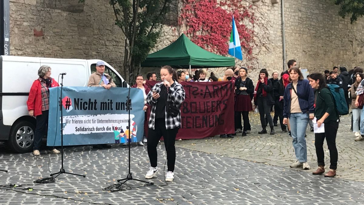 Los ging es um 14.45 Uhr auf dem Marktplatz mit Redebeiträgen, in denen Mitglieder des Bündnisses u.a. eine Übergewinnsteuer für Energieunternehmen, eine Vermögenssteuer, die Abschaffung der Schuldenbremse, ausfinanzierte Kommunen und den Ausbau günstiger erneuerbarer Energien forderten.