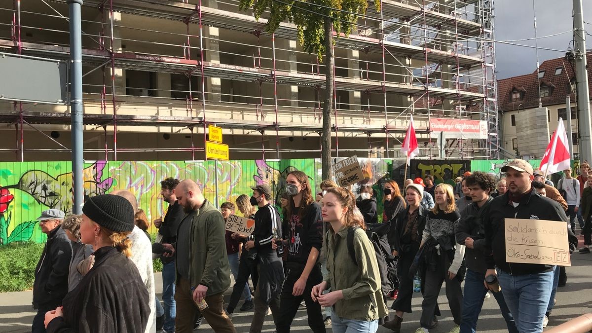 Mehrere hundert Menschen haben am Samstag in Jena gegen hohe Inflation und Energiekrise protestiert. Sie versammelten sich auf dem Marktplatz zu einer Kundgebung und zogen anschließend durch die Innenstadt.