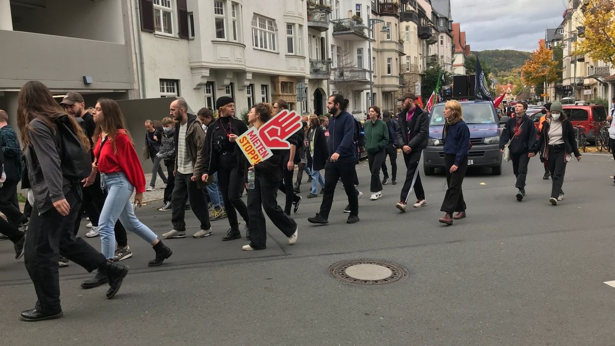 Nach etwa zwei Stunden endete die Demonstration mit von den Veranstaltern geschätzten 400 Teilnehmenden.