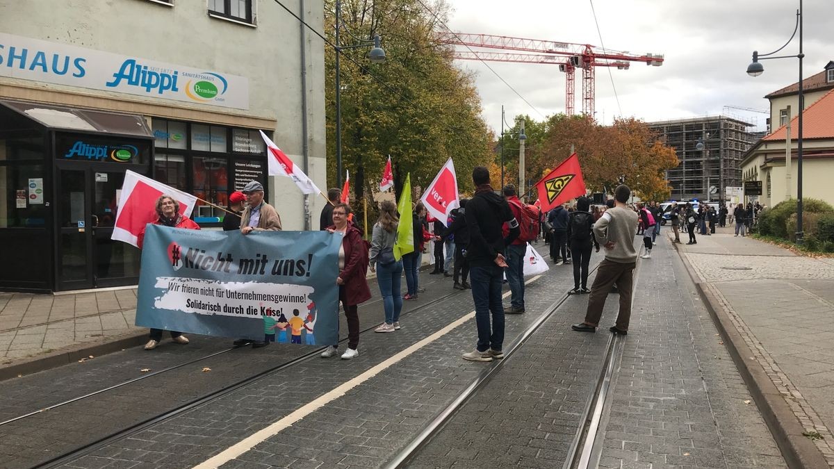 Mehrere hundert Menschen haben am Samstag in Jena gegen hohe Inflation und Energiekrise protestiert. Sie versammelten sich auf dem Marktplatz zu einer Kundgebung und zogen anschließend durch die Innenstadt.