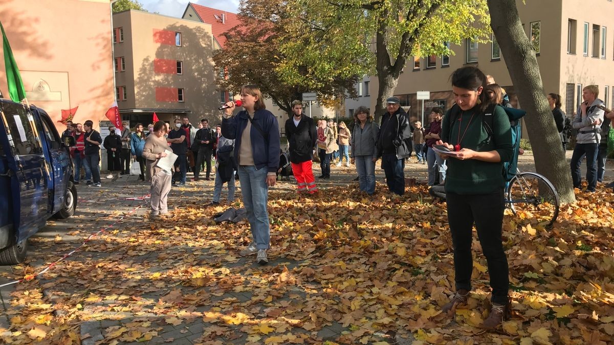 Mehrere hundert Menschen haben am Samstag in Jena gegen hohe Inflation und Energiekrise protestiert. Sie versammelten sich auf dem Marktplatz zu einer Kundgebung und zogen anschließend durch die Innenstadt.