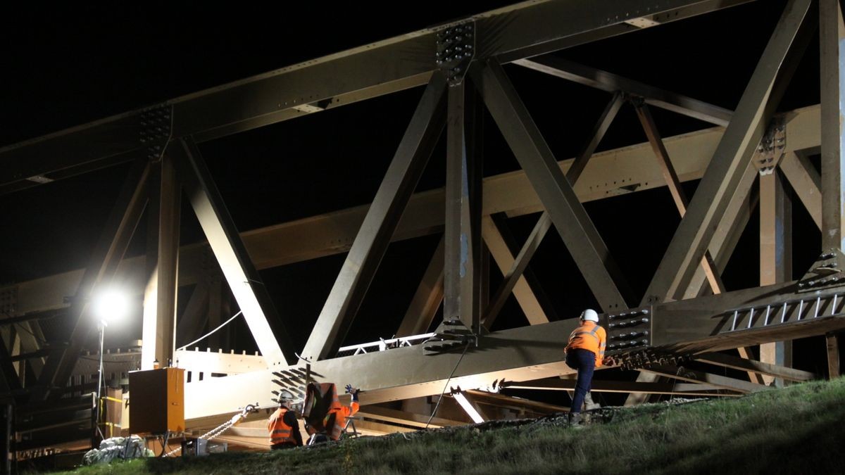 Das 230 Tonnen schwere und 60 Meter lange Bauwerk war in einem mehrstündigen Einsatz von den Spezialisten der SEH Engineering GmbH per Seilwinde soweit zurückgezogen worden, dass es nicht mehr über die Bahnstrecke Jena-Saalfeld ragt.