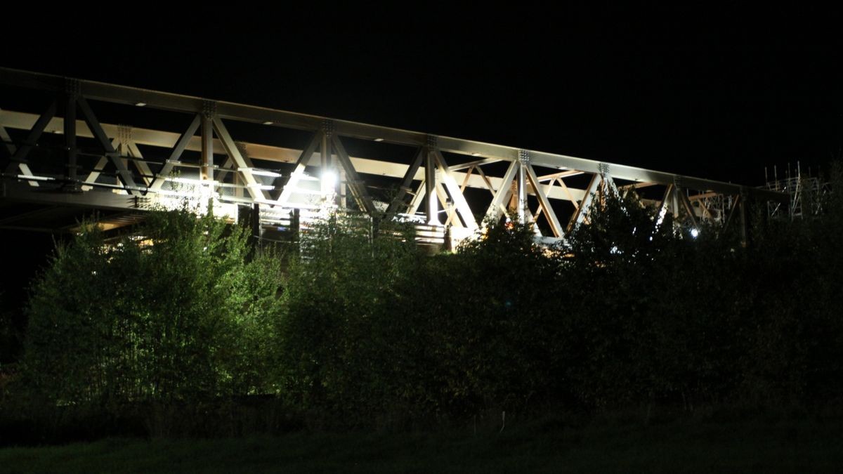 Der Rückbau der Behelfsbrücke, die während des Baus des Tunnels Rothenstein den Umleitungsverkehr von und nach Oelknitz führte, ist in der Nacht zu Sonntag einen entscheidenden Schritt vorangekommen.