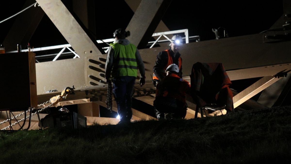 Die Bahnstrecke war am Samstagabend ab 21.30 Uhr und bis in die frühen Morgenstunden des Sonntags gesperrt, weil für die Arbeiten die Leitungen abgeschaltet werden mussten.