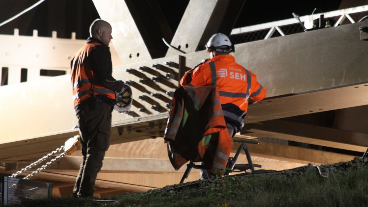 Eine Beschädigung der unter der Brücke verlaufenden Fahrleitungen hätte dann zu massiven Einschränkungen im Bahnverkehr geführt.